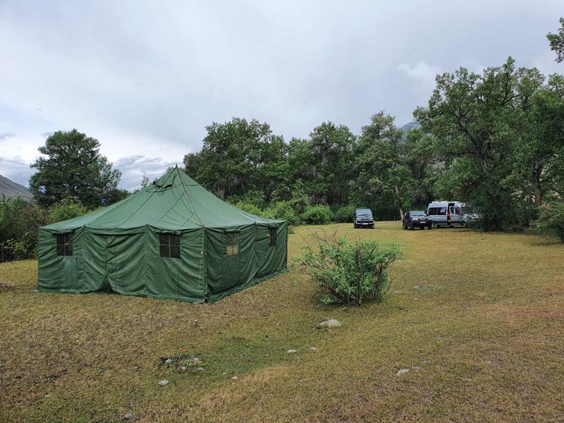 Лагер на берегу реки Чилик.